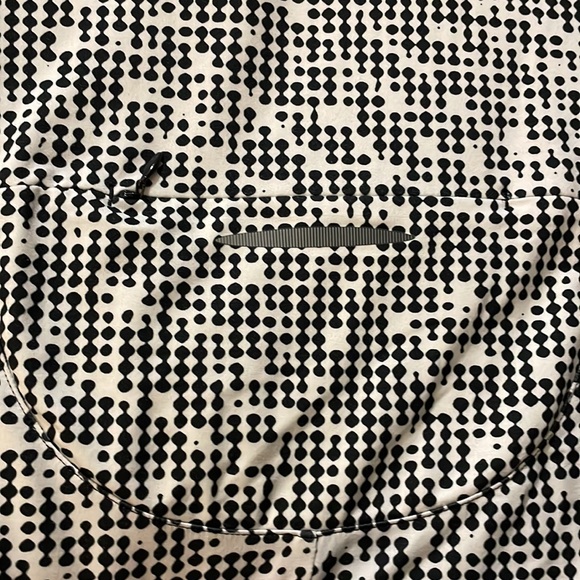 Price is firm, unless bundled with another listing w the 4 UA tops - Picture 4 of 5